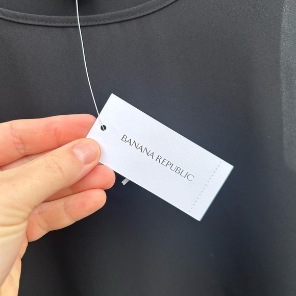 Banana Republic black sleeveless blouse, BNWT, size xs - Picture 8 of 9
